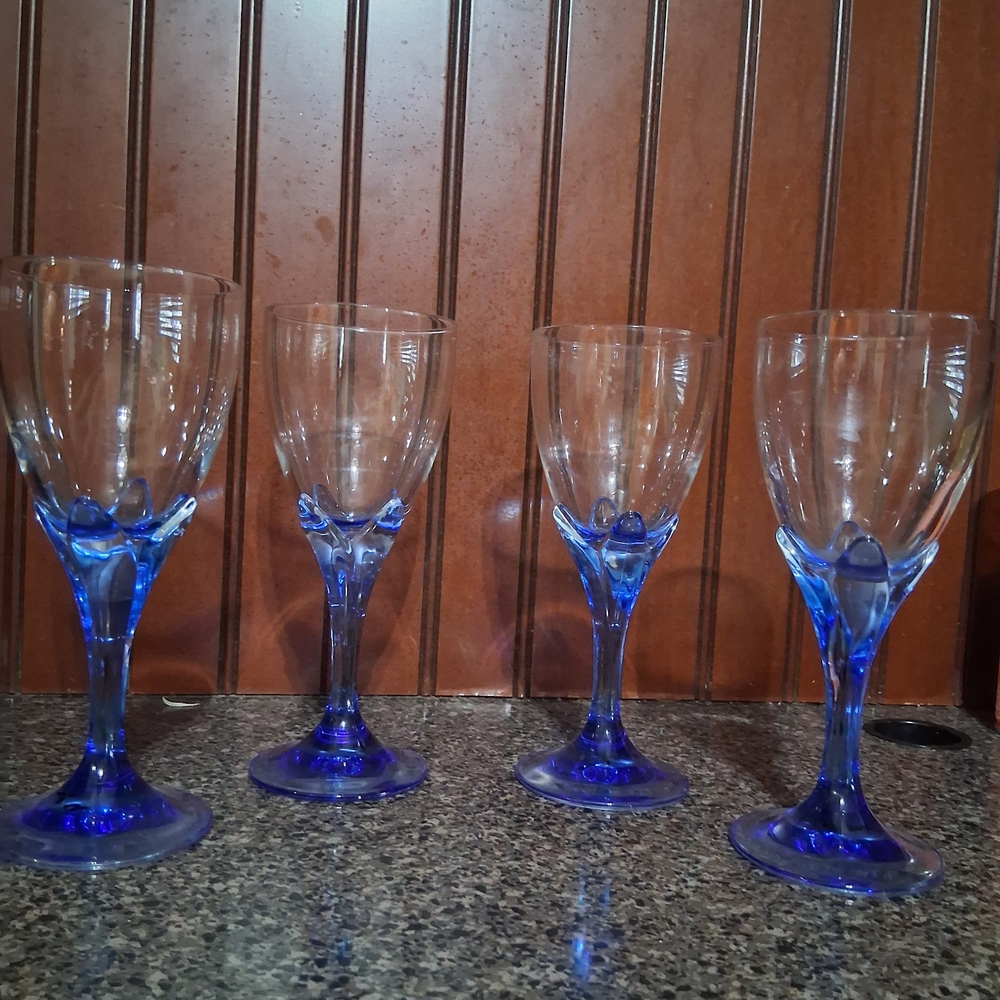 Vibrant Blue Crystal Drinkware Set for Dining